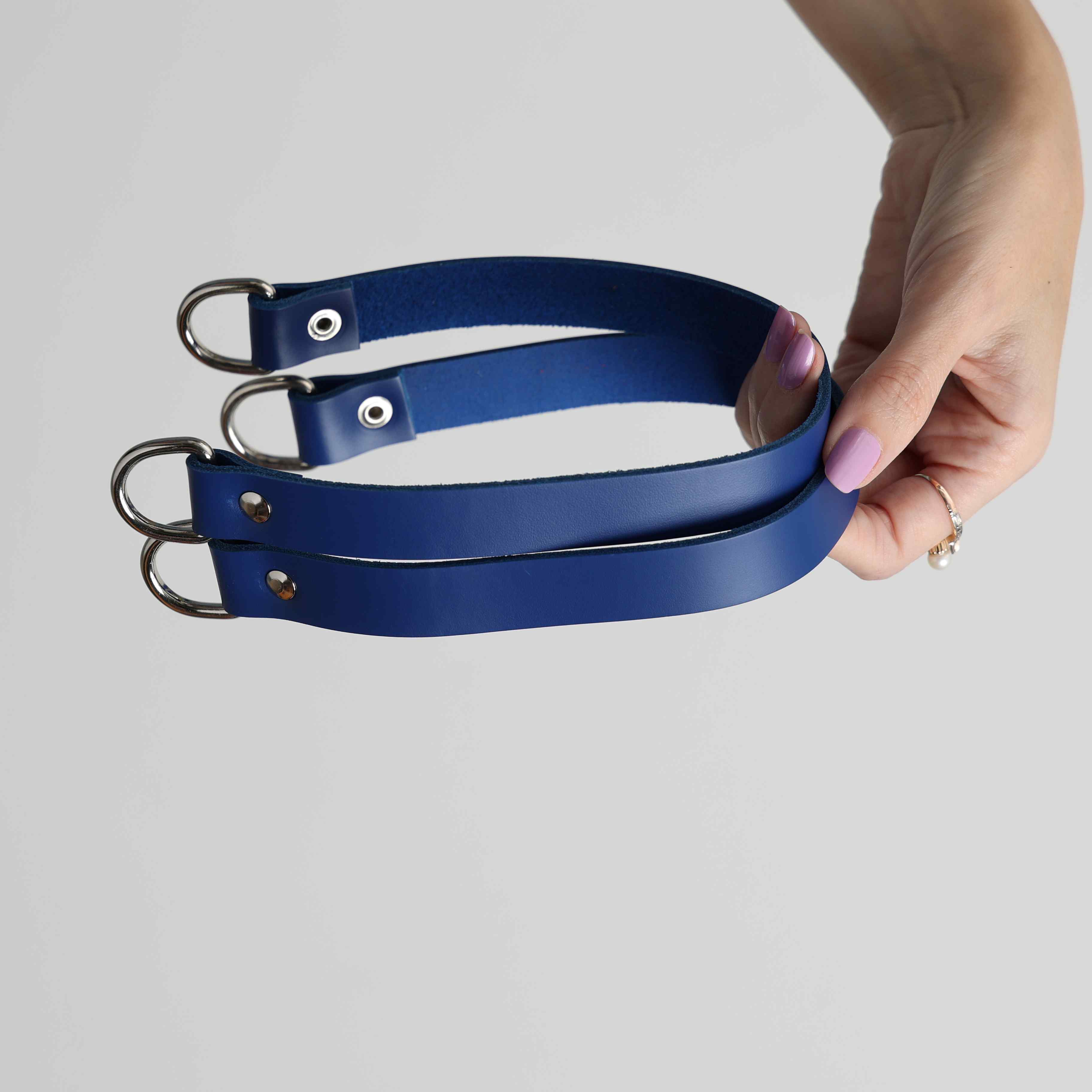 Alça de Mão Dupla em Couro Legítimo Soleta 20mm Cor:Azul/Prata