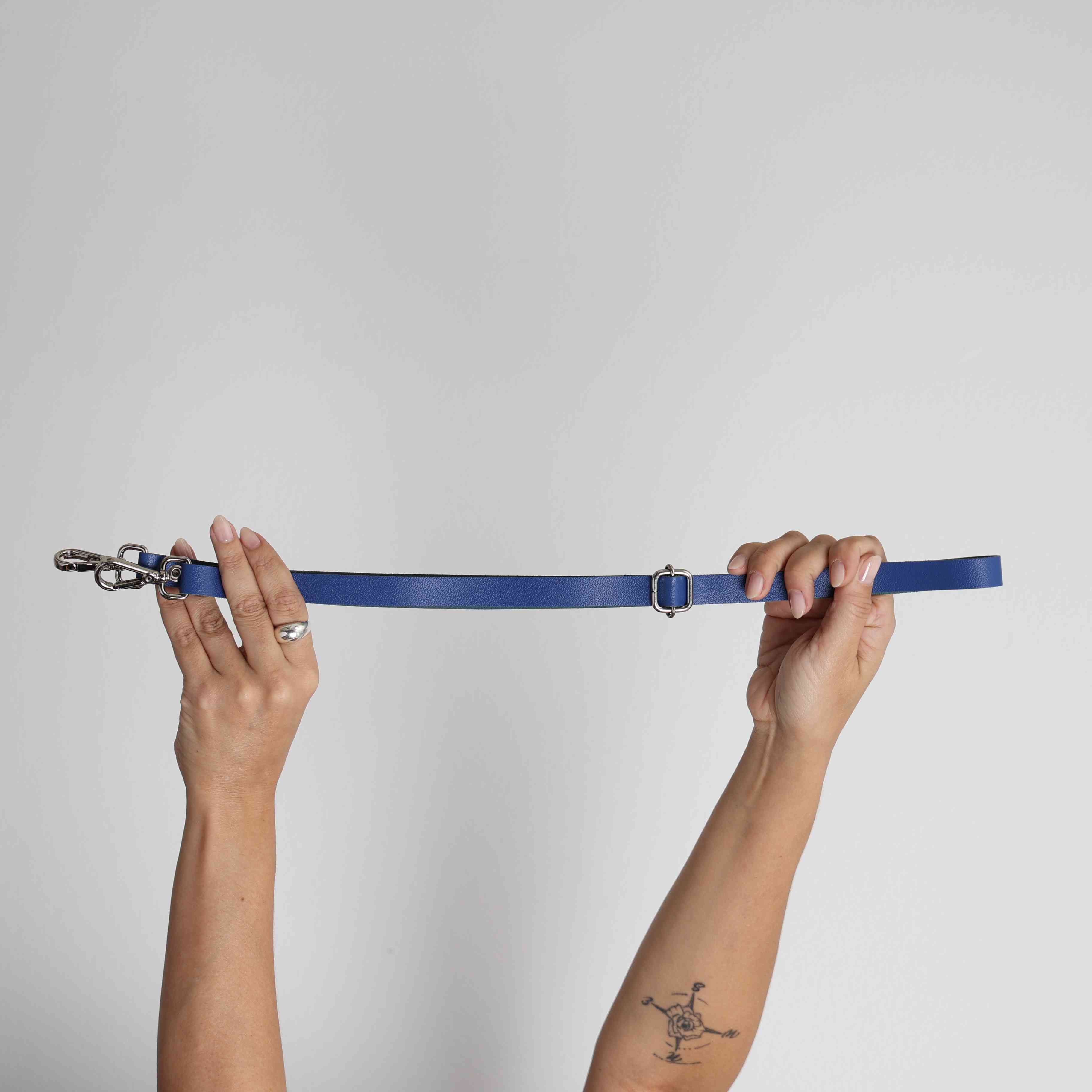 Alça Tiracolo em Couro Legítimo 15mm Cor:Azul/Prata